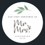 Onze eerste kerstgehuwde vakantietekker ronde sticker<br><div class="desc">Mooie herinnering aan de eerste Kerstmis van het paar. Eenvoudig aan te passen met persoonlijke informatie. Prettige feestdagen</div>