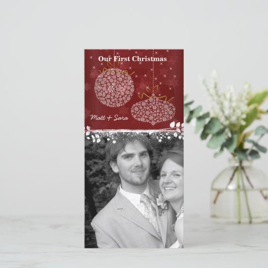 Onze eerste kerstkaartje met witte siernamen feestdagenkaart (Staand voorkant)