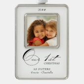 Onze eerste kerstkalligrafie Foto en namen Verzilverd Omlijst Ornament (Voorkant)