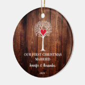 Onze eerste kerstkerstman trouwde met houtliefdesb keramisch ornament (Links)