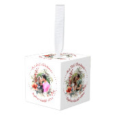 Onze eerste kerstkrans met rode bloemenkubus decoratie (Voorkant hoekig)