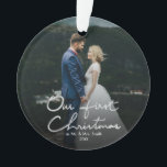 Onze eerste kerstman met briefing ornament<br><div class="desc">Een kerstcadeau voor nieuwigheden. Stuur deze mooie kerstfoto naar newlyweds om hun bruiloft te herdenken, voor hun eerste kerstfeest als getrouwd stel. De versiering is voorzien van "Ons eerste kerstfeest" in een prachtig handgeschreven faux zilver lettertype met ruimte voor één foto. Pas de versiering aan door de foto, de familienaam...</div>