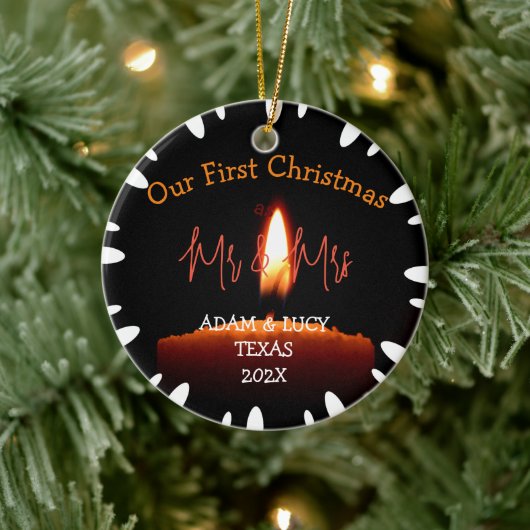 Onze eerste kerstman Mr. en Mrs. Newlywed Candle Keramisch Ornament (Boom)