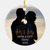 Onze eerste kerstman Mr. en Mrs. Newlywed Candle Keramisch Ornament (Achterkant)