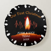 Onze eerste kerstman Mr. en Mrs. Newlywed Candle Rond Kussen (Voorkant)
