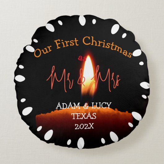 Onze eerste kerstman Mr. en Mrs. Newlywed Candle Rond Kussen (Voorkant)