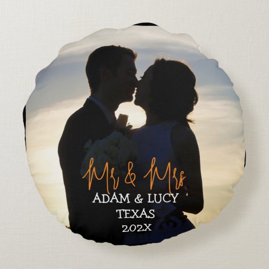 Onze eerste kerstman Mr. en Mrs. Newlywed Candle Rond Kussen (Achterkant)