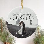 Onze eerste kerstman, Mrs. Foto Keramisch Ornament<br><div class="desc">Modern Gold Eerste Kerstmis,  Mr. Pas getrouwd kerstversiering. Uitgerust met een eenvoudig modern elegant ontwerp van het calligrafische script. Pas aan met uw foto's,  familienaam en pas alle tekst en kleuren aan. kerstcadeau voor nieuwigheden.</div>