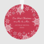 Onze eerste kerstman trouwde snowflakes op rood ornament (achterkant)