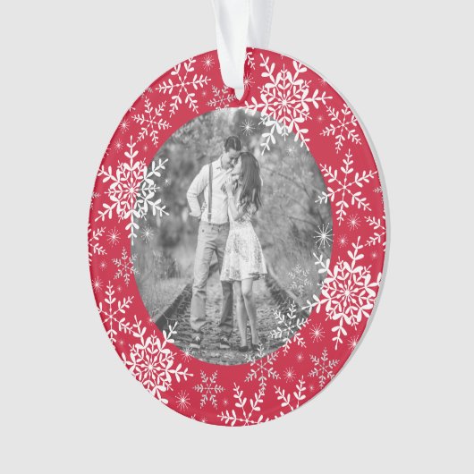 Onze eerste kerstman trouwde snowflakes op rood ornament (voorkant)