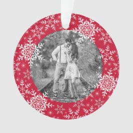 Onze eerste kerstman trouwde snowflakes op rood ornament