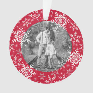 Onze eerste kerstman trouwde snowflakes op rood ornament