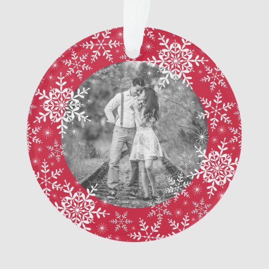 Onze eerste kerstman trouwde snowflakes op rood ornament (voorkant)