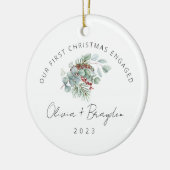 Onze eerste Kerstmis als betrokken Eucalyptus Foto Keramisch Ornament (Links)