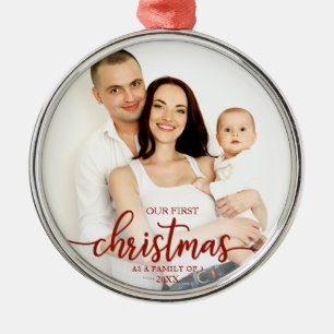 Onze Eerste Kerstmis Als Familie Van 3 Rode Schrif Metalen Ornament