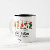 Onze Eerste Kerstmis als familie van 6 aangepaste  Tweekleurige Koffiemok (Voorkant links)