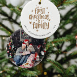 Onze eerste Kerstmis als familienaam Jaar Foto Keramisch Ornament<br><div class="desc">Onze eerste kerst als familienaam jaarfoto om uw 1e vakantieseizoen als familie te herdenken,  met een stijlvol script en gemakkelijk uw namen en jaar te personaliseren. Aan de andere kant,  vervang de voorbeeldfoto met uw eigen favoriete Wijzigingen in kleuren van tekst kunnen worden gemaakt via de bewerk verder optie.</div>