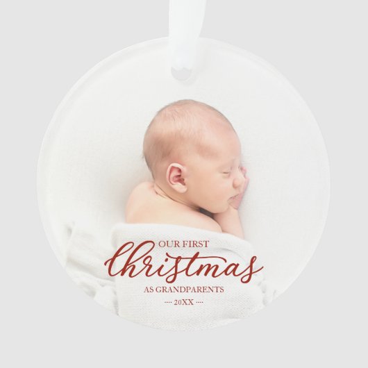 Onze Eerste Kerstmis Als Grootouders Rode Script Ornament (voorkant)