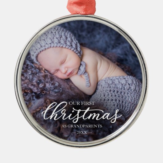 Onze Eerste Kerstmis Als Grootouders Witte Script Metalen Ornament (Voorkant)