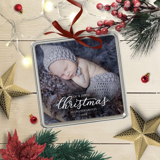 Onze Eerste Kerstmis Als Grootouders Witte Script Metalen Ornament