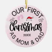 Onze Eerste Kerstmis als Mam en Pap Baby Meisje Keramisch Ornament (Voorkant)