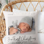 Onze eerste Kerstmis als Mam en Pap Modern Minimal Kussen<br><div class="desc">Het ontwerp is samengesteld uit moderne chic typografie met sans serif en serif doopvont. Voeg een douanefoto van baby en jaar toe.</div>