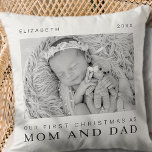 Onze eerste Kerstmis als mama en papa Modern Chic Kussen<br><div class="desc">Het ontwerp is samengesteld uit moderne chic typografie met sans serif en serif doopvont. Voeg een douanefoto van baby en jaar toe.</div>