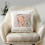 Onze eerste Kerstmis als mama en papa Modern Chic Kussen<br><div class="desc">Het ontwerp is samengesteld uit moderne chic typografie met sans serif en serif doopvont. Voeg een douanefoto van baby en jaar toe.</div>