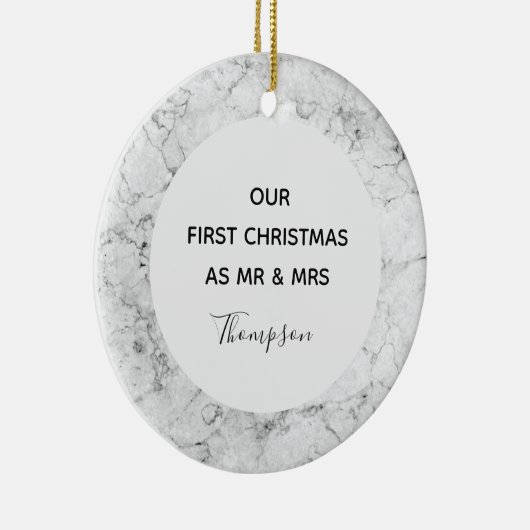 Onze eerste Kerstmis als meneer en mevrouw Marble Keramisch Ornament (Rechts)