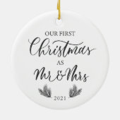Onze eerste Kerstmis als Mr. en mevrouw met Jaar Keramisch Ornament (Achterkant)