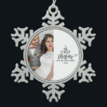 Onze eerste Kerstmis als Mr. en Mrs. Foto Holiday Tin Sneeuwvlok Ornament<br><div class="desc">Dit "onze eerste kerstvakantie als meneer en mevrouw" fotovakantie-ornament is de perfecte romantische kerstboomversiering. Het ontwerp bevat een diamantring en de woorden "onze eerste kerstman als meneer en mrs" met het jaar die allemaal als een kerstboom werden gerangschikt. Voeg je favoriete bruiloft afbeelding toe.</div>