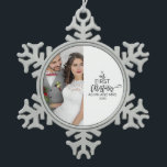 Onze eerste Kerstmis als Mr. en Mrs. Foto Holiday Tin Sneeuwvlok Ornament<br><div class="desc">Dit "onze eerste kerstvakantie als meneer en mevrouw" fotovakantie-ornament is de perfecte romantische kerstboomversiering. Het ontwerp bevat een diamantring en de woorden "onze eerste kerstman als meneer en mrs" met het jaar die allemaal als een kerstboom werden gerangschikt. Voeg je favoriete bruiloft afbeelding toe.</div>