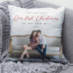 Onze eerste Kerstmis als Mr en Mrs Foto Kussen<br><div class="desc">Deze aanpasbare vakantiekussens zijn voorzien van "onze eerste Kerstmis als meneer en mrs" typografie met rood manuscript. De namen en het jaar van het paar zijn inbegrepen, samen met een gepersonaliseerde foto! Een mooi cadeau voor een pas getrouwd stel! Winkel deze winkel voor het coördineren van versieringen en extra kleurenopties!...</div>
