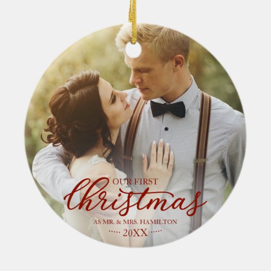 Onze eerste Kerstmis als Mr en Mrs Red Script Keramisch Ornament (Achterkant)