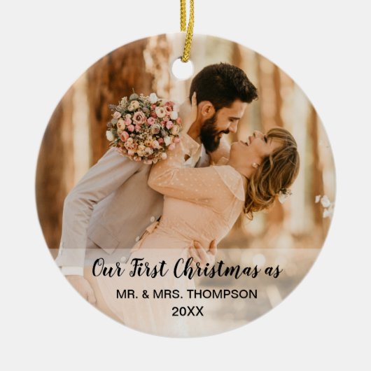Onze eerste Kerstmis als Mr en Mrs Wedding foto's Keramisch Ornament (Voorkant)