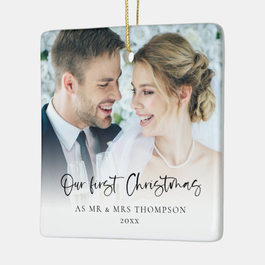 Onze eerste Kerstmis als Mr. Mrs. 2 Foto's Script Keramisch Ornament (Links)