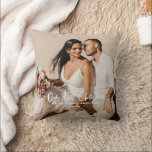 Onze eerste Kerstmis als Mr & Mrs Foto Kussen<br><div class="desc">Dit tweezijdige fotoontwerp kenmerkt uw favoriete bruiloft afbeelding met Onze Eerste Kerstmis zoals in een handgeschreven kalligrafiemanuscript. Pas eenvoudig namen en jaar van keuze aan. Een ideaal cadeautje voor kerstvakantie,  om dat speciale evenement te onthouden.</div>