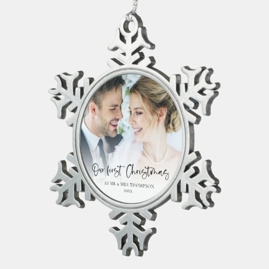 Onze eerste Kerstmis als Mr. Mrs Fotoscript Tin Sneeuwvlok Ornament (Rechts)