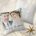 Onze eerste Kerstmis als Mr. Mrs Script Foto Kussen<br><div class="desc">Onze eerste Kerstmis als Mr. Mrs Script Foto Namen Jaar. Een speels setscript voor onze eerste kerst en gemakkelijk te personaliseren met je getrouwde naam op de voorkant en namen en het jaar aan de andere kant en vervang de voorbeeldfoto op de voorkant door je eigen foto. Een laag met...</div>