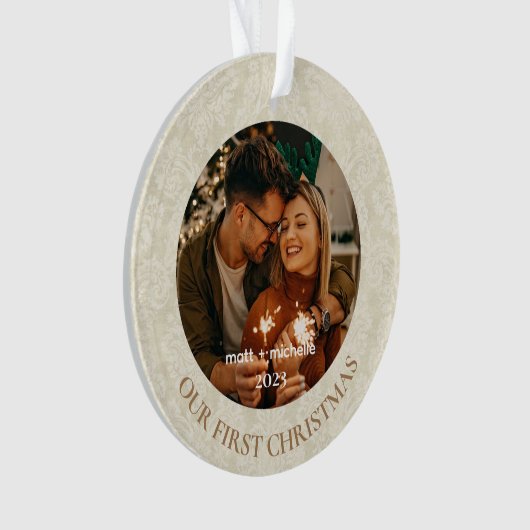 Onze Eerste Kerstmis Beige  Damask Foto Ornament (voorkant)