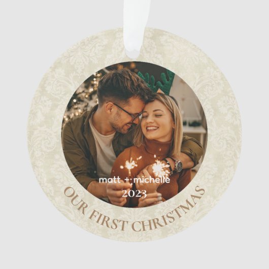 Onze Eerste Kerstmis Beige  Damask Foto Ornament (voorkant)