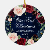 Onze Eerste Kerstmis Bloemen Krans FOTO terug Keramisch Ornament (Voorkant)