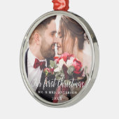 Onze Eerste Kerstmis Bruiloft Foto Wit Script R Metalen Ornament (Links)