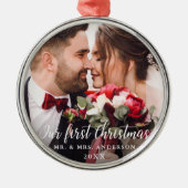 Onze Eerste Kerstmis Bruiloft Foto Wit Script R Metalen Ornament (Voorkant)