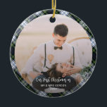 Onze Eerste Kerstmis Getrouwd 2 Foto's Gordon Tart Keramisch Ornament<br><div class="desc">Koester de magie van uw eerste kerst samen met ons aangepaste foto ornament, speciaal voor u! Dit elegante ornament, dat perfect uw dierbare herinneringen vastlegt, wordt een erfstuk, dat u herinnert aan dat speciale jaar dat u de feestdagen als een paar begon te vieren. Met zijn tijdloze design en een...</div>