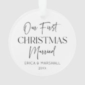 Onze Eerste Kerstmis Getrouwd Aangepaste Naam Jaar Ornament (achterkant)