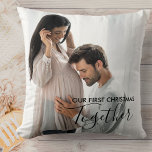 Onze eerste Kerstmis in combinatie, Aangepast 2 Fo Kussen<br><div class="desc">Herinner je je eerste Kerstmis samen als een stel of familie met een aangepaste fotokussen. Het fotomalplaatje is opstelling voor u om twee van uw favoriete afbeeldingen toe te voegen - op de voorzijde en op de rug. De tekstbekleding op de voorzijde leest "Onze Eerste Kerstmis Samen"in elegant manuscript en...</div>