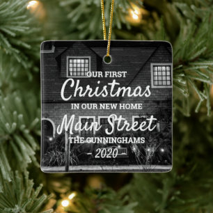Onze eerste Kerstmis in onze nieuwe thuisfoto Keramisch Ornament