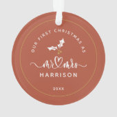 Onze Eerste Kerstmis Kalligrafie Mr en Mrs Foto Ornament (achterkant)