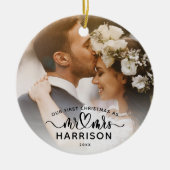 Onze Eerste Kerstmis Kalligrafie Mr en Mrs Foto's Keramisch Ornament (Voorkant)